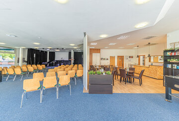 Präsentationsraum und Cafeteria Präsentationsraum und Cafeteria