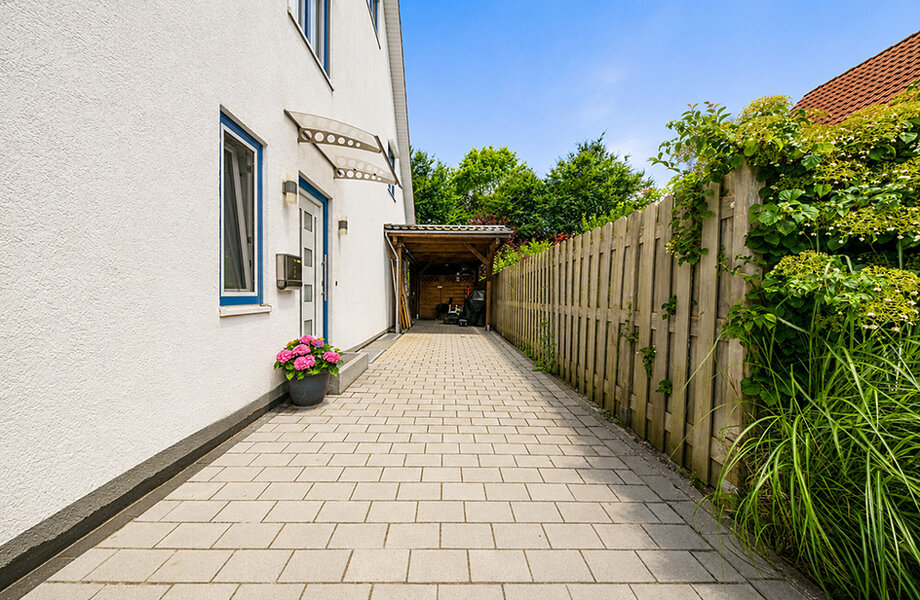 200-8389_Hauseingang_Auffahrt_opt 200-8389_Hauseingang_Auffahrt_opt