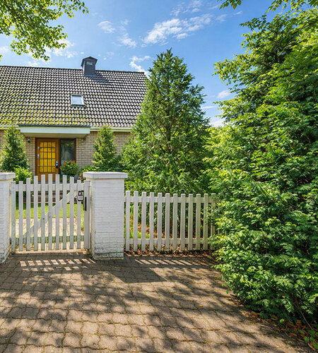 200-8452_Hausansicht-4_Sommer_gestaged