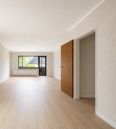 200-9237_Wohn-Esszimmer-2_leer_renoviert_gestaged