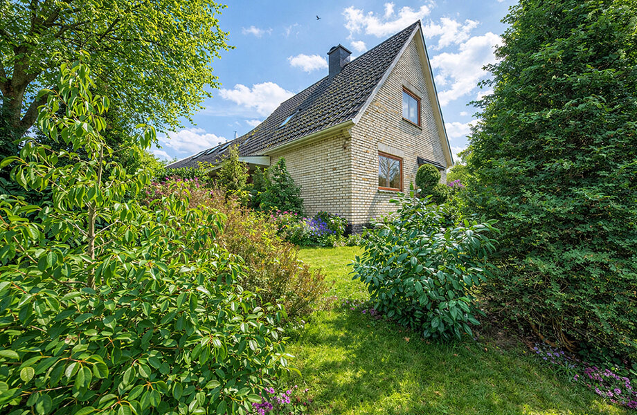 200-8452_Hausansicht-6_Sommer_gestaged