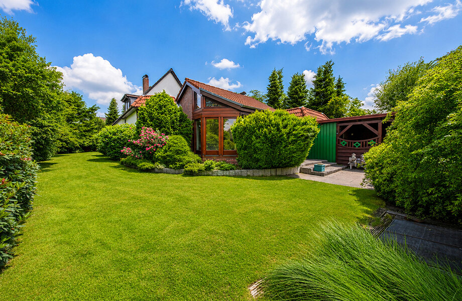 200-8987_Hausansicht_Garten_Sommer