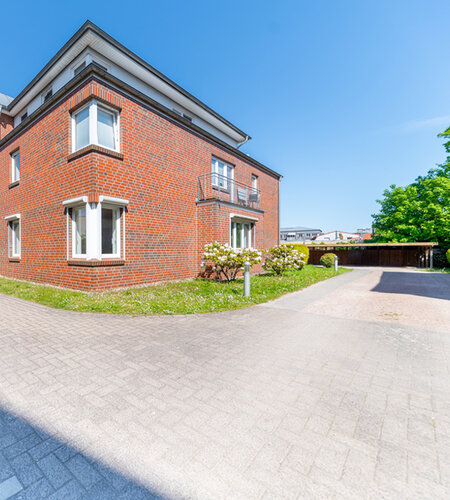 Hausansicht mit Carport Hausansicht mit Carport