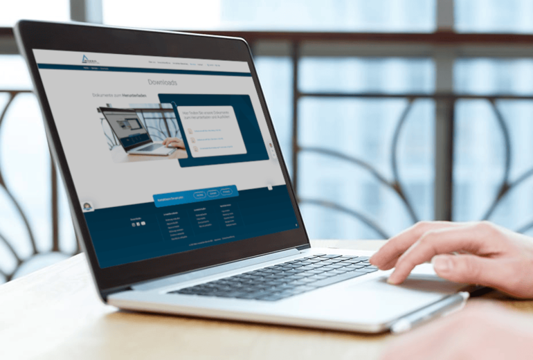 Notebook zeigt geöffnete Webseite von Makro Immobilien