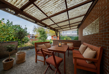200-8680_ueberdachte_Terrasse_gestaged 200-8680_ueberdachte_Terrasse_gestaged