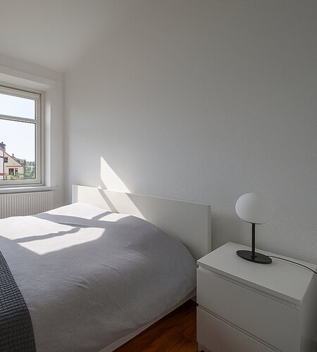 200-8486_1_OG_Schlafzimmer_a_gestaged 200-8486_1_OG_Schlafzimmer_a_gestaged